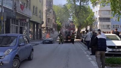 Bursa’nın İnegöl ilçesinde park halindeki otomobil çıkan yangında zarar gördü.