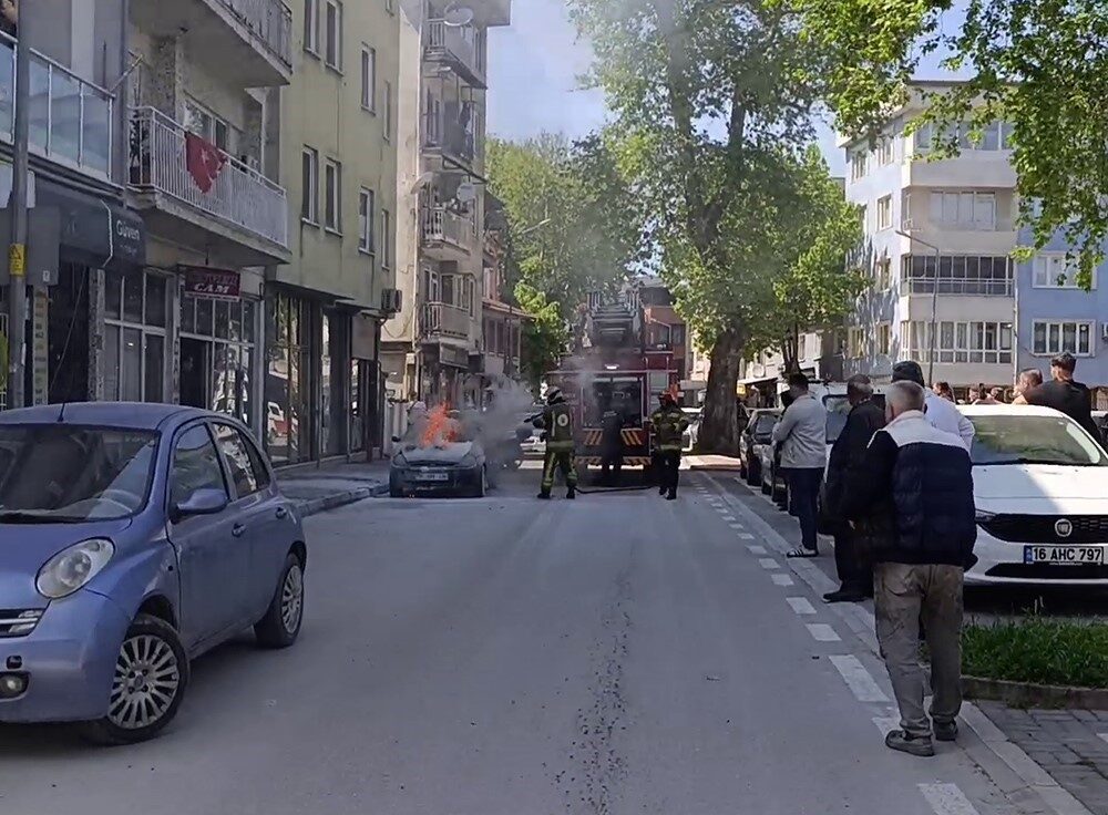 Bursa’nın İnegöl ilçesinde park halindeki otomobil çıkan yangında zarar gördü.