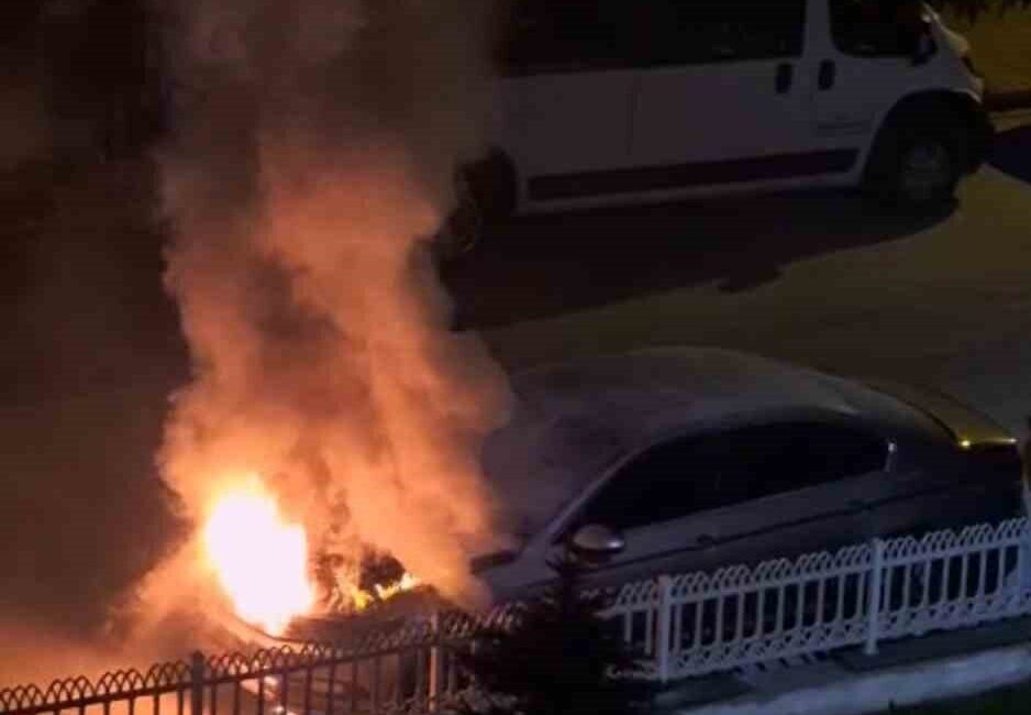 Karabük’ün Safranbolu ilçesinde park halindeki otomobilde çıkan yangın itfaiye ekiplerince