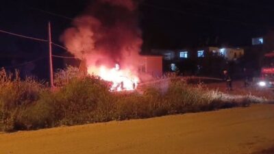 Antalya’nın Serik ilçesinde park halindeki bir otomobilde çıkan yangın paniğe