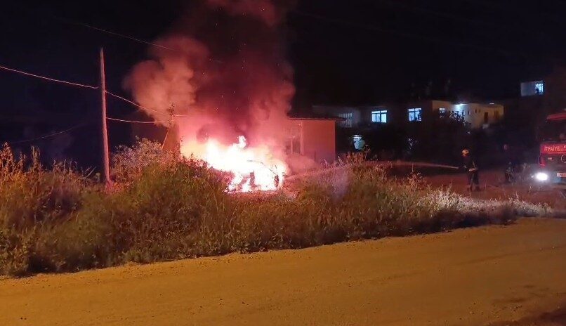 Antalya’nın Serik ilçesinde park halindeki bir otomobilde çıkan yangın paniğe