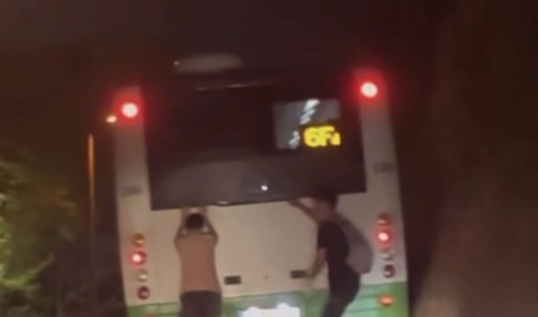 Bursa’da patenli gençlerin tehlikeli yolculuğu kameraya yansıdı. Olay, merkez Osmangazi