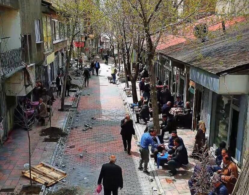 Patnos Belediyesi tarafından Buhara Sokak’ta yürütülen kilitli parke taşı, kaldırım
