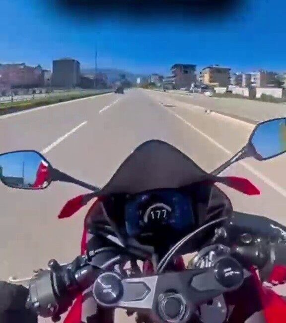 Hatay’da akan trafiğe aldırmadan motosikletle 177 kilometre hıza ulaşan ve