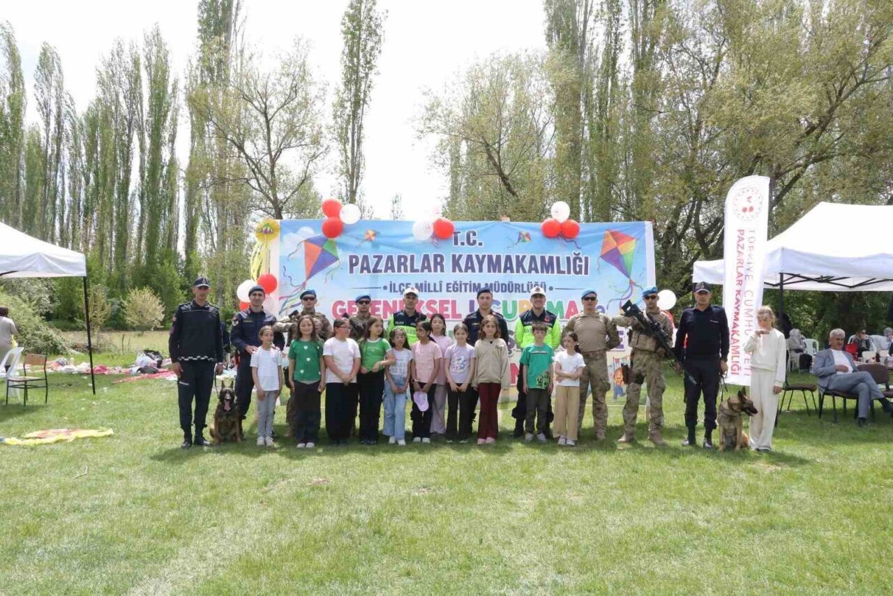 Kütahya Pazarlar Kaymakamlığı tarafından düzenlenen geleneksel uçurtma şenliği, renkli görüntülere