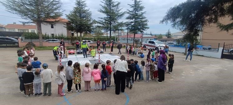 Bilecik’in Pazaryeri ilçesinde geleceğin bilinçli sürücüleri ve duyarlı yayalarını yetiştirmek