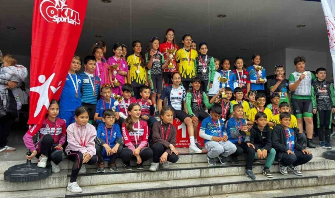 Manisa’da düzenlenen Okul Sporları Bisiklet İl Birinciliği yarışlarında Akhisarlı öğrenciler