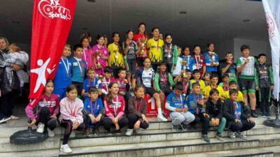 Manisa’da düzenlenen Okul Sporları Bisiklet İl Birinciliği yarışlarında Akhisarlı öğrenciler
