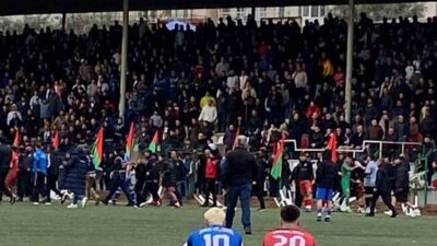 Bilecik’te oynanan şampiyonluk maçında penaltıyı kaçıran Emirhan Çınar’ı teselli eden