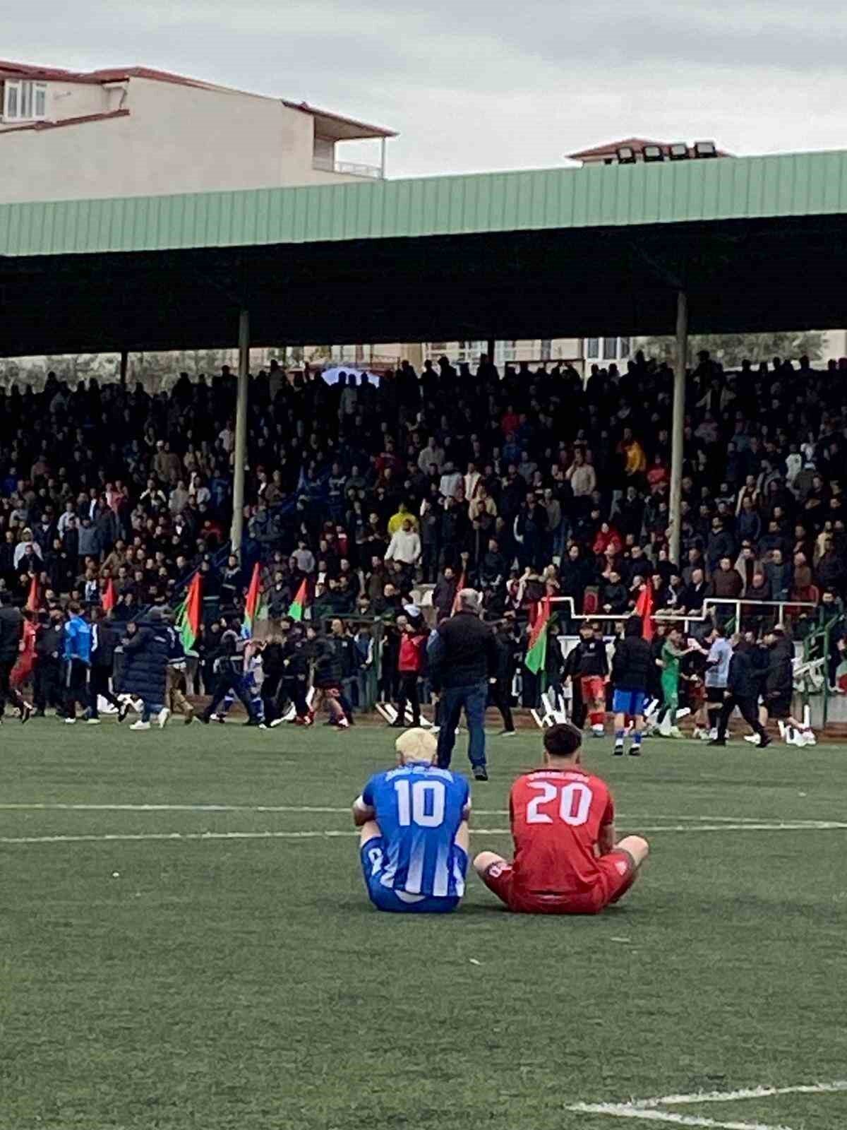 Bilecik’te oynanan şampiyonluk maçında penaltıyı kaçıran Emirhan Çınar’ı teselli eden