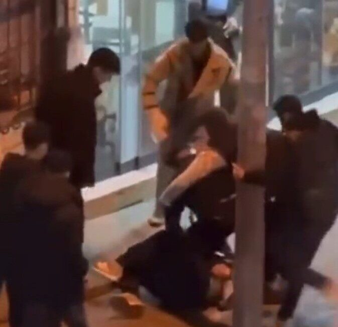 İstanbul’un Pendik ilçesinde dört kişilik bir grubun bir şahsa saldırdığı