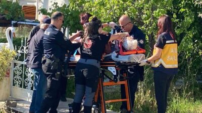 Balıkesir’in Ayvalık ilçesinde; evinin perdelerini takmak isterken dengesini kaybederek düşen