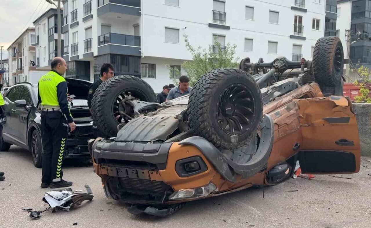 Aksaray’da pikap ile suv tipi aracın çarpışması sonucu meydana gelen