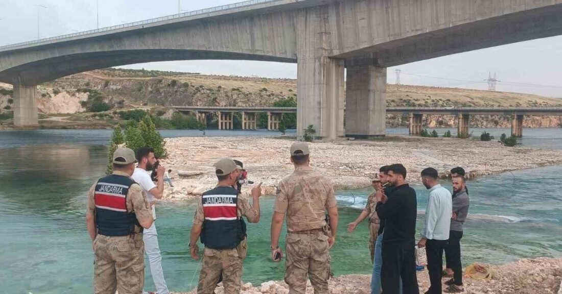Adıyaman’da Fırat Köprüsü altında piknik yapan 8 kişi, nehir sularının