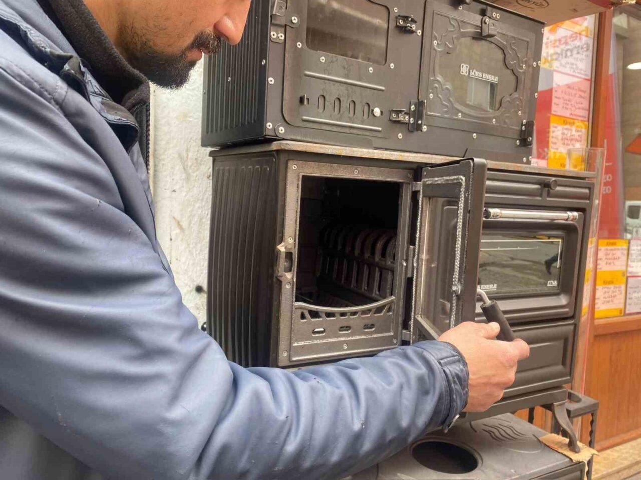 Eskişehir’de uzun yıllardır mangal ve soba satışı yapan esnaf Gökhan