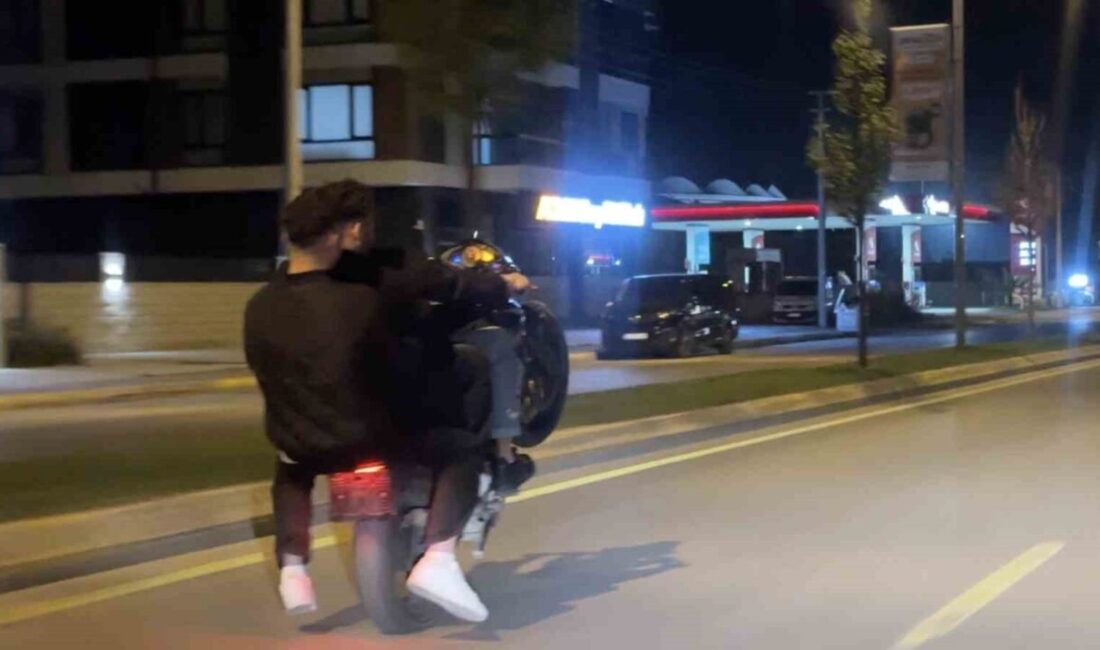 Sakarya’nın Adapazarı ilçesinde plakasız motosikletle trafiğe çıkan 3 kişi hem