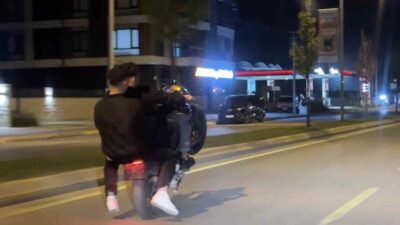 Sakarya’nın Adapazarı ilçesinde plakasız motosikletle trafiğe çıkan 3 kişi hem