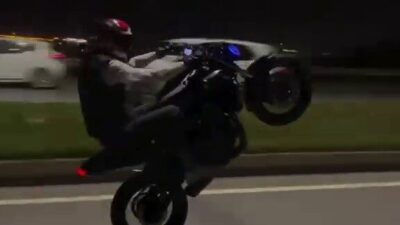 Hatay’da plakasını söktüğü motosikletle akrobatik şovlar yapan ve o anları