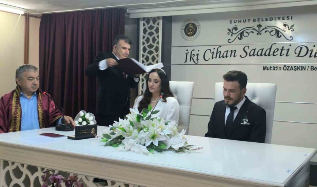 Afyonkarahisar’da dünyaevine giren polis çift, nikaha süsledikleri ekip otosuyla geldi.