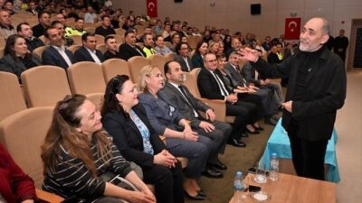 Eskişehir’de düzenlenen seminerde Polis Başmüfettişi Ahmet Sula, emniyet personeli ve