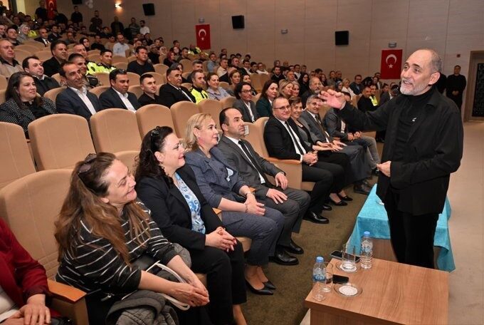 Eskişehir’de düzenlenen seminerde Polis Başmüfettişi Ahmet Sula, emniyet personeli ve