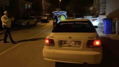 Bolu’da polis ekiplerince gerçekleştirilen trafik uygulamasında, denetim noktasını gören sürücü