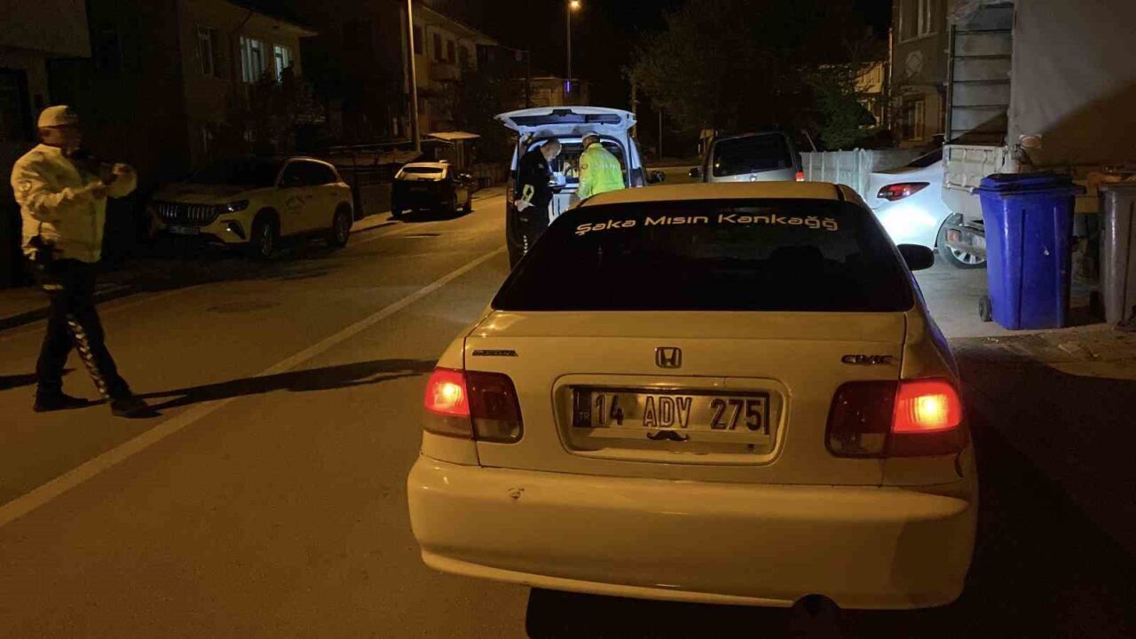 Bolu’da polis ekiplerince gerçekleştirilen trafik uygulamasında, denetim noktasını gören sürücü