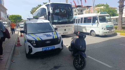 Antalya’da; uygulama yapan trafik polislerini görünce ters yönde kaçmaya başlayan