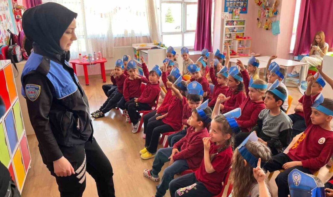 Afyonkarahisar’da polis ekipleri tarafından öğrencilere yönelik başlatılan eğitim çalışması devam