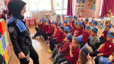Afyonkarahisar’da polis ekipleri tarafından öğrencilere yönelik başlatılan eğitim çalışması devam