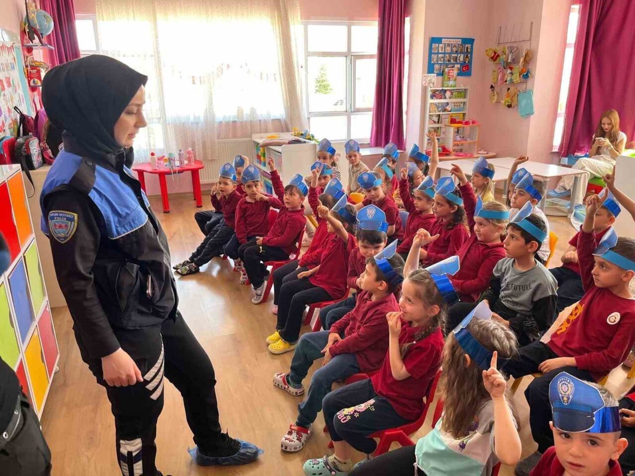 Afyonkarahisar’da polis ekipleri tarafından öğrencilere yönelik başlatılan eğitim çalışması devam