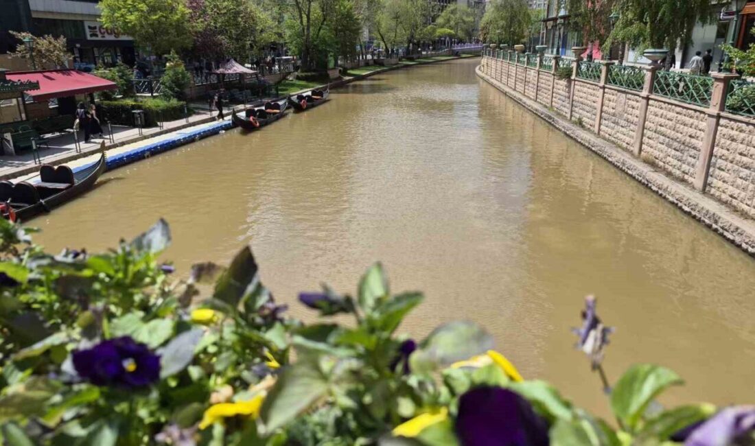 Eskişehir’de yağış sonrası kahverengi tonuna bürünen Porsuk Çayı ilginç görüntü