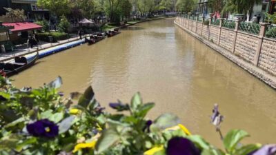 Eskişehir’de yağış sonrası kahverengi tonuna bürünen Porsuk Çayı ilginç görüntü