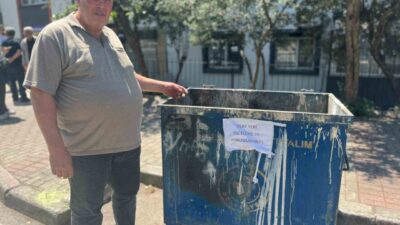 İzmir’in Buca ilçesinde bir çöp konteynerine bırakılan poşetlerin içinde 33