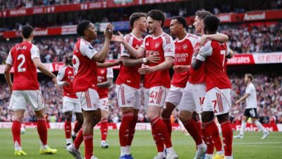 İngiltere Premier Lig’de Arsenal, 22 yıl sonra şampiyon oldu. İngiltere
