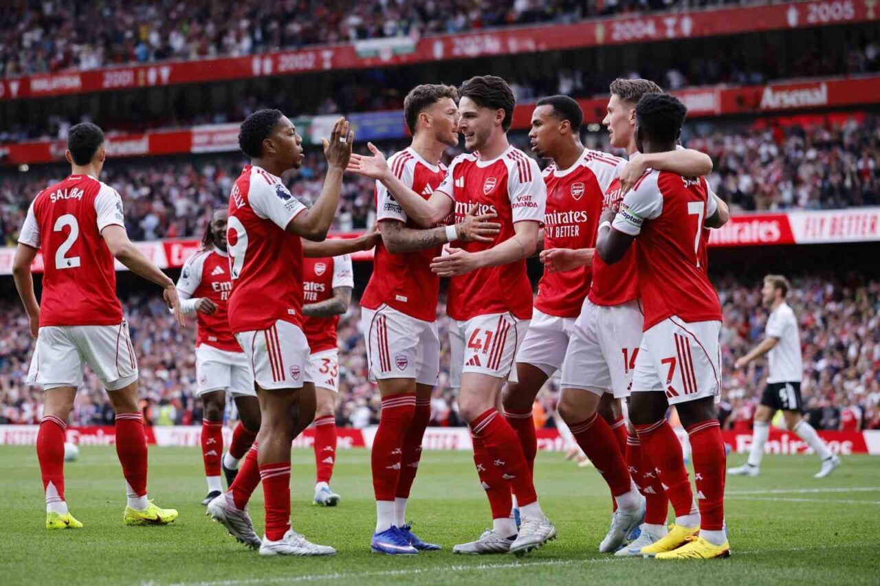 İngiltere Premier Lig’de Arsenal, 22 yıl sonra şampiyon oldu. İngiltere