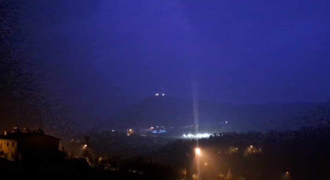 Tunceli’nin Pülümür ilçesinde gök gürültülü sağanak yağışla birlikte çakan şimşekler