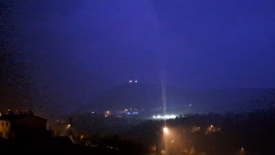 Tunceli’nin Pülümür ilçesinde gök gürültülü sağanak yağışla birlikte çakan şimşekler