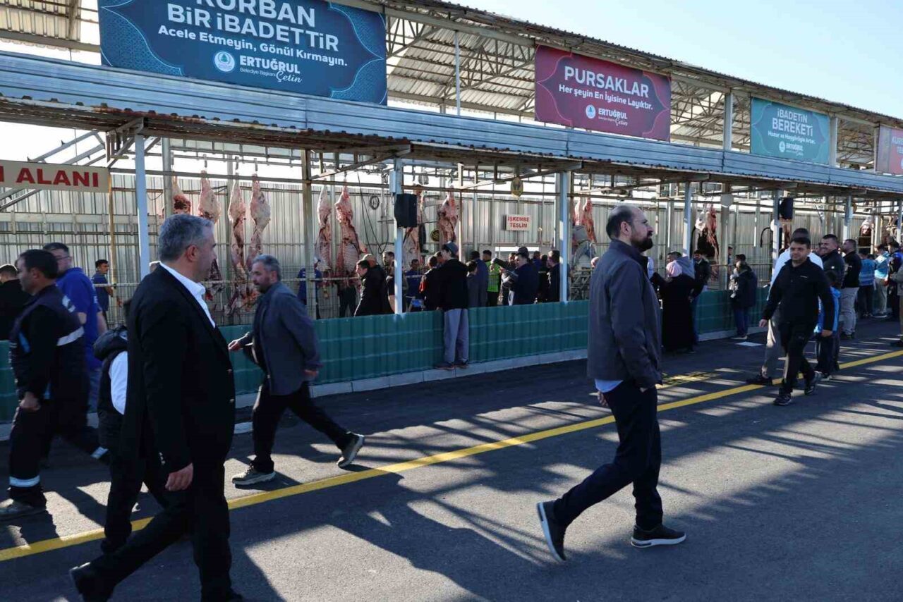 Kurban Bayramı süresince Gümüşoluk Kurban Pazarı’nda yoğun mesai harcayan Pursaklar