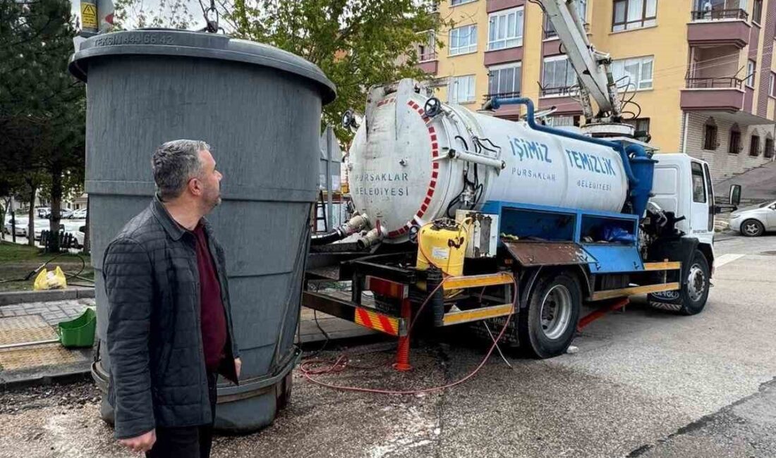 Pursaklar Belediyesi, ilçe genelinde sürdürdüğü temizlik çalışmaları kapsamında günlük çöp