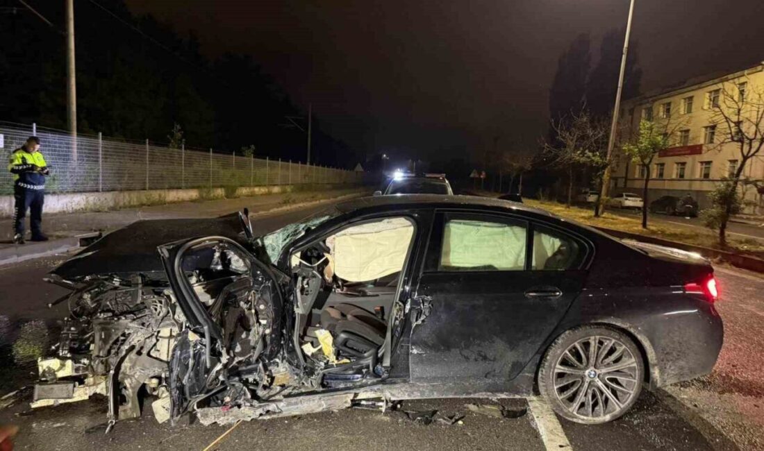 Eskişehir’de seyir halindeyken refüje çarptıktan sonra hurdaya dönen araçta sıkışan