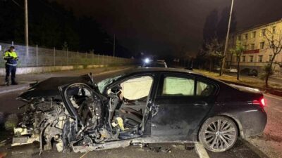Eskişehir’de seyir halindeyken refüje çarptıktan sonra hurdaya dönen araçta sıkışan