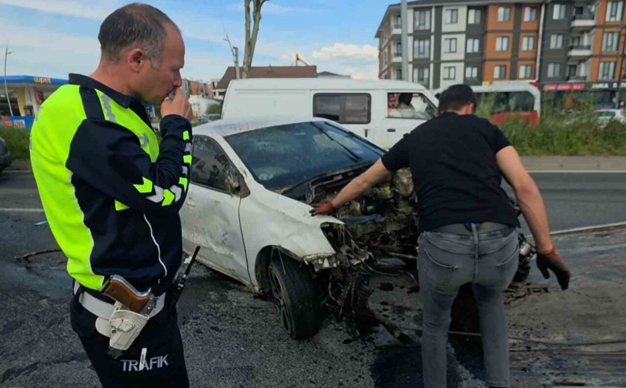 Düzce’de karayolundaki refüjün betonlarına ve ağaçlara çarpan otomobilin motoru koptu.
