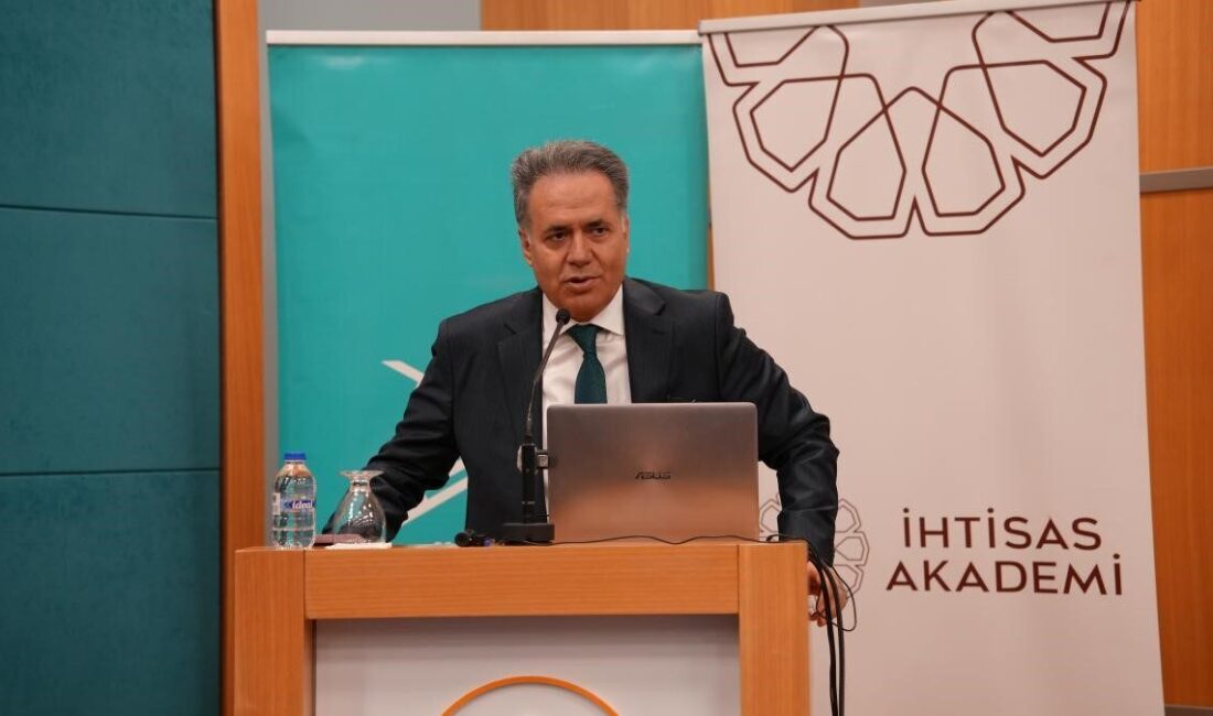 İhtisas Akademi programı kapsamında öğrencilerle buluşan İnönü Üniversitesi Rektörü Prof.