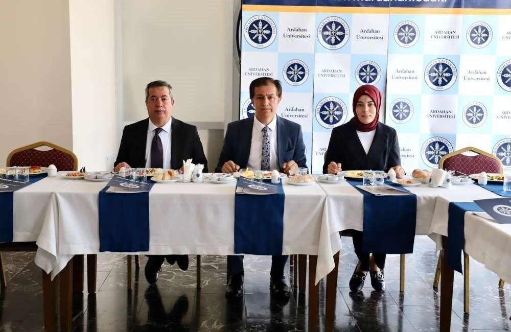 Ardahan Üniversitesi Rektörü Prof. Dr. Öztürk Emiroğlu, düzenlenen programda basın