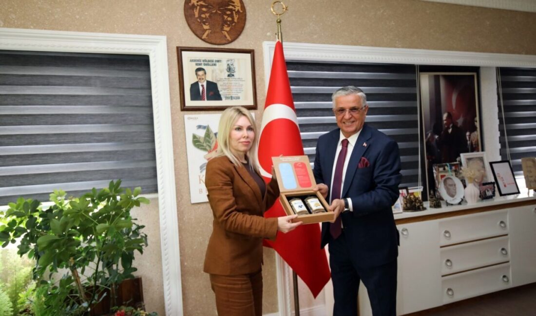 Akdeniz Üniversitesi Rektörü Prof. Dr. Özlenen Özkan, Kemer ilçesinde bir