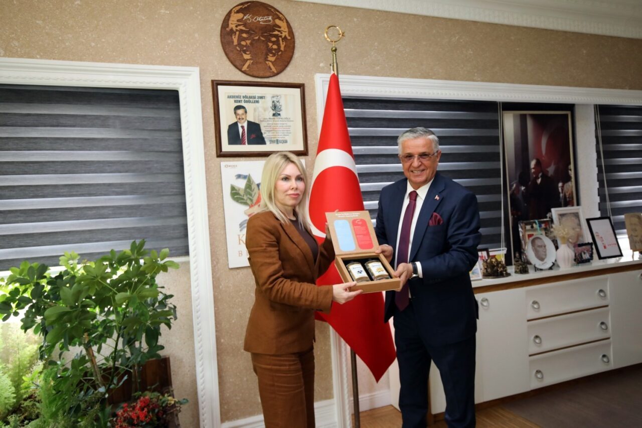 Akdeniz Üniversitesi Rektörü Prof. Dr. Özlenen Özkan, Kemer ilçesinde bir