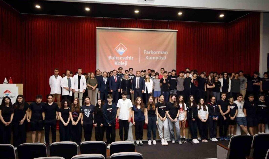 Akdeniz Üniversitesi Rektörü Prof. Dr. Özlenen Özkan, lise öğrencileriyle bir
