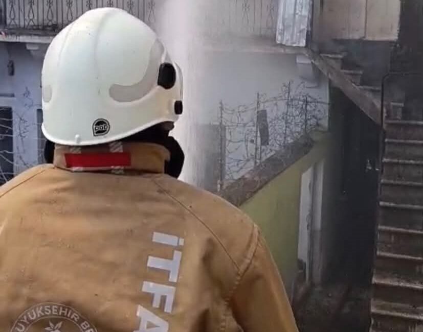 Hatay’ın Reyhanlı ilçesinde çıkan ev yangını kısa sürede kontrol altına