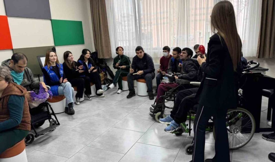 Balıkesir Üniversitesi Burhaniye Meslek Yüksekokulu öğrencileri, engelli bireylerle müzik atölyesinde